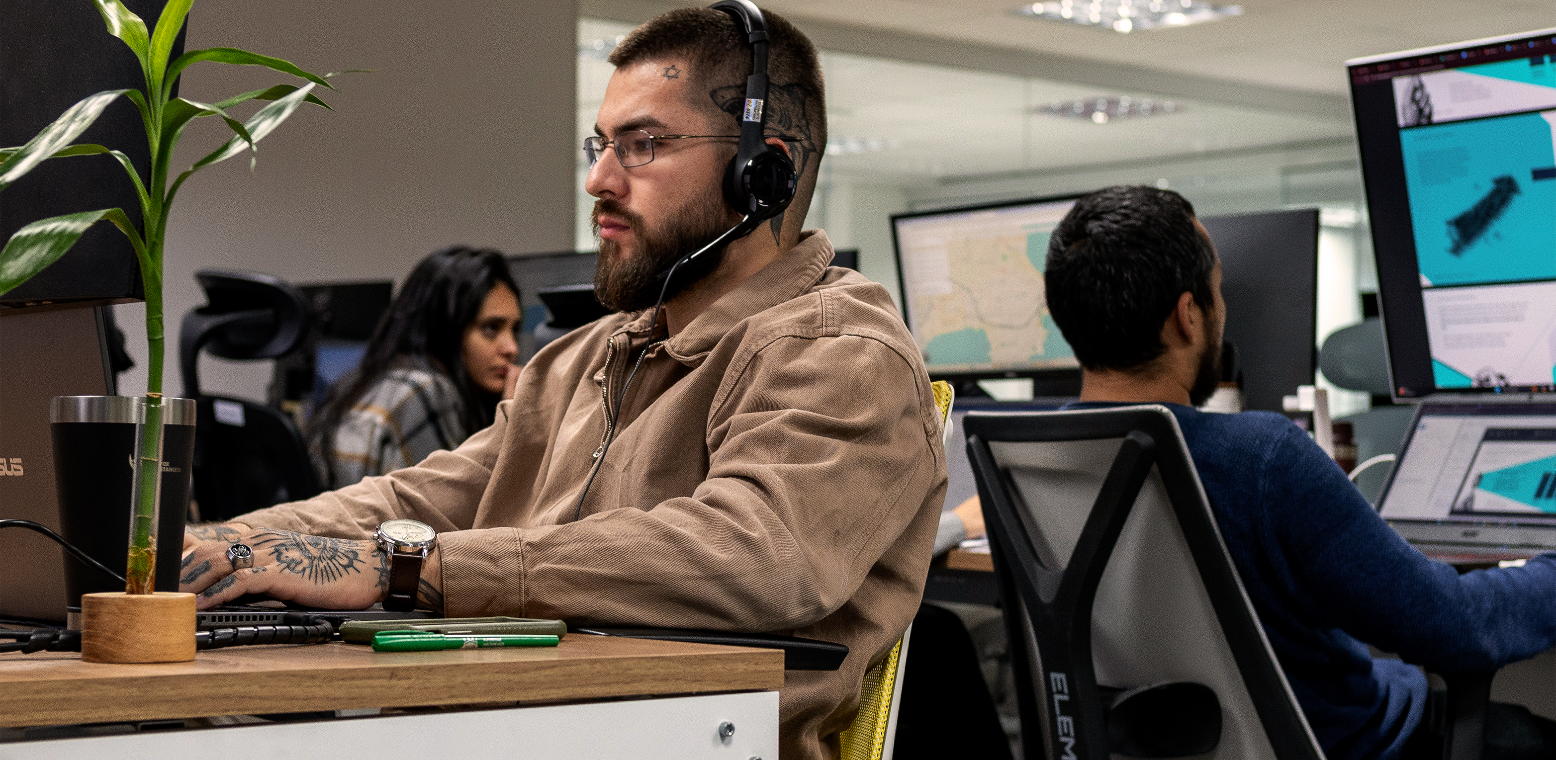 Ambiente de trabalho com cadeira Elements e tres pessoas utilizando