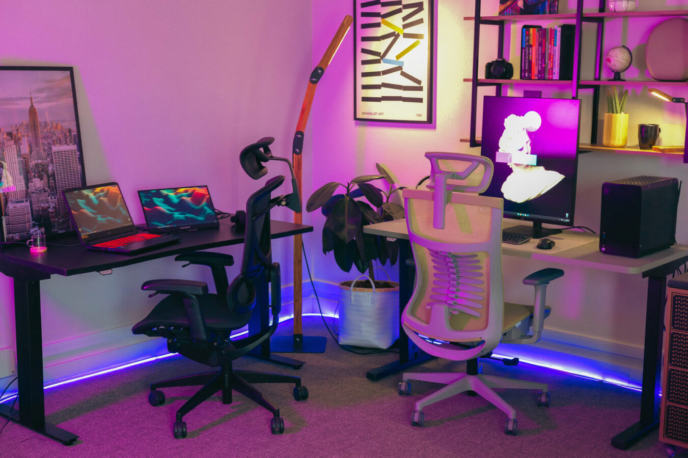 Um espaço home office bem iluminado com dois setup ergonômicos.