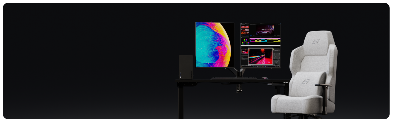 Setup com dois monitores com MiniLed e uma cadeira gamer.