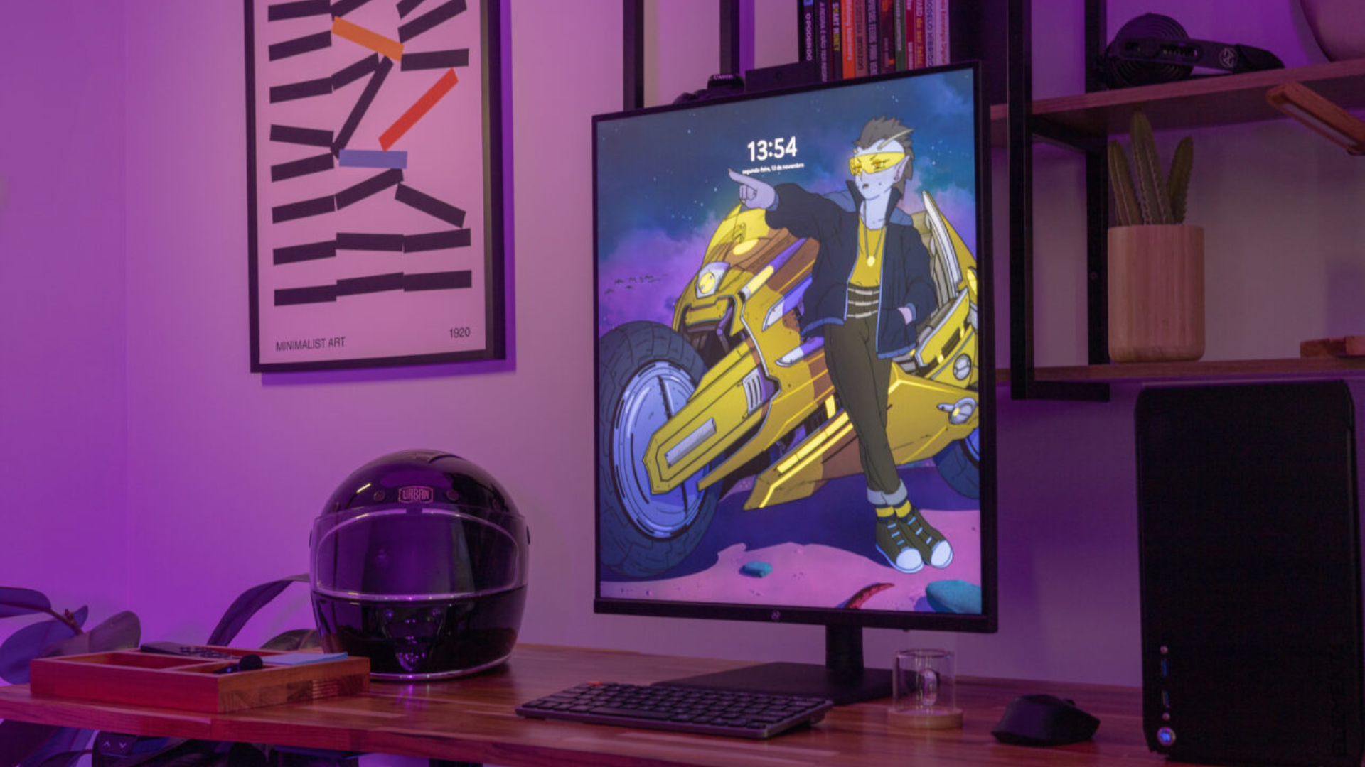 Monitor vertical da Elements em um setup de home office.