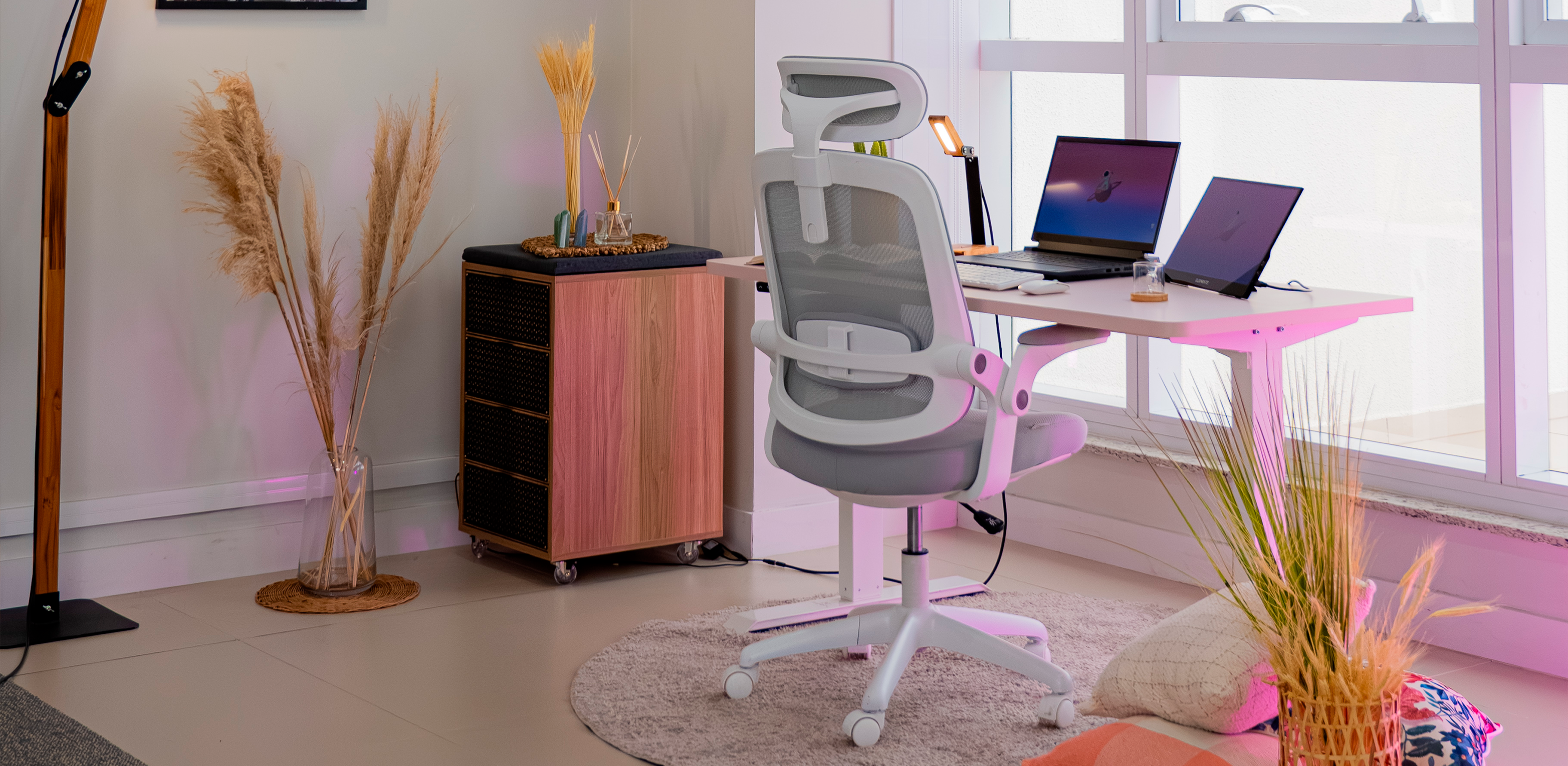 Quarto com janelas grande com uma mesa de regulagem elétrica Musa com uma cadeira Astra, ambos os produtos são da cor branca.