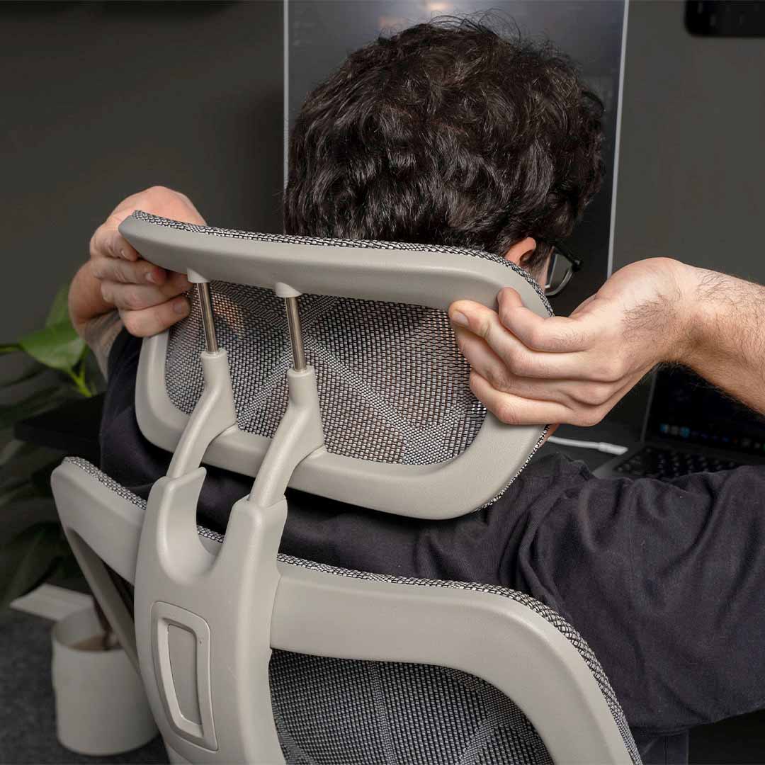 Detalhe do encosto bipartido com ajuste automático de orientação, promovendo suporte ergonômico de alta qualidade
