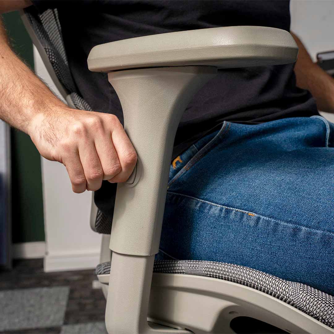 Close-up do encosto de cabeça ajustável e do tecido mesh com design moderno e confortável.
Cadeira ergonômica com ajuste lombar, assento apoiado automaticamente e estrutura de alta durabilidade