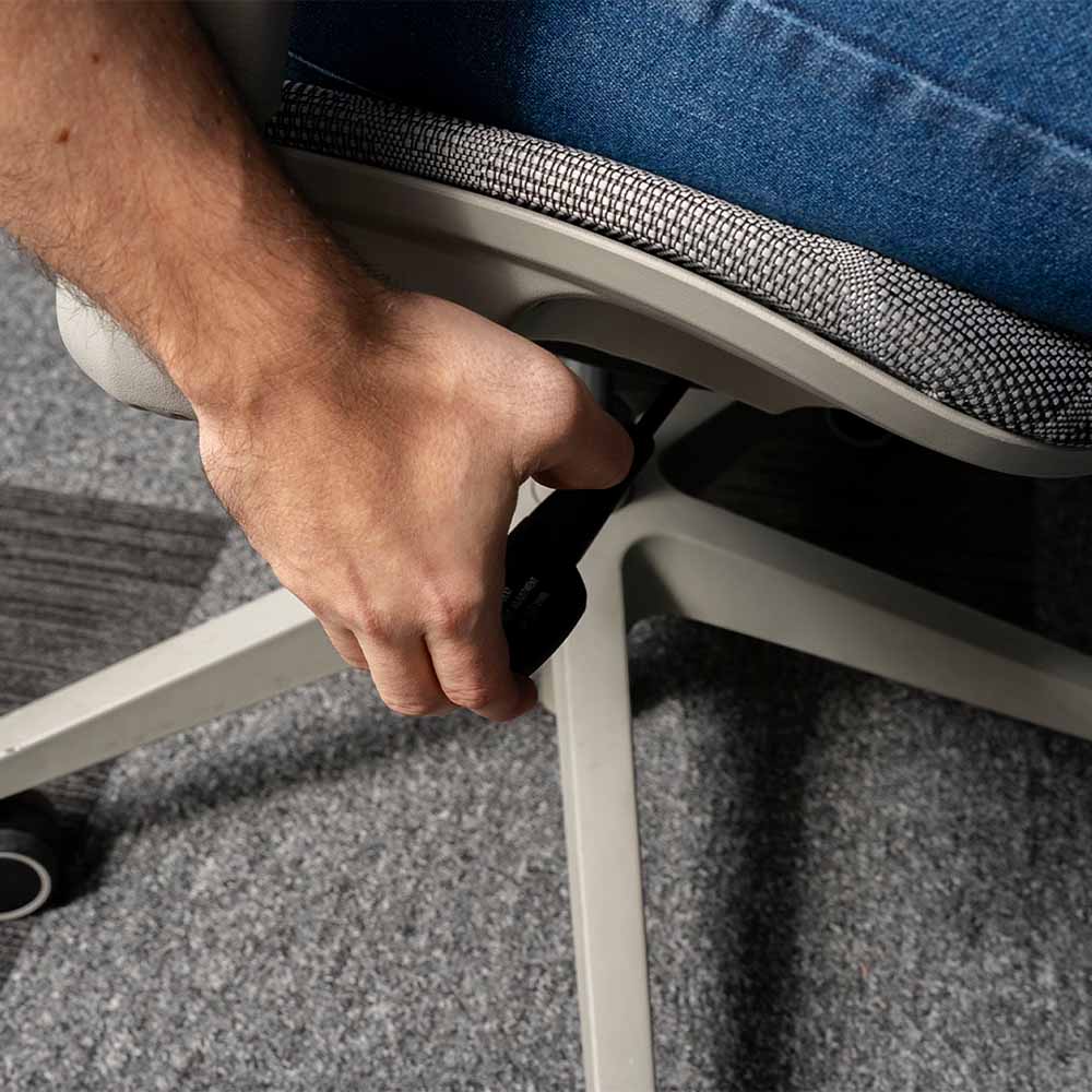 Perfil lateral apresentando ajuste de altura e assento com orientação automática para adaptação ao corpo