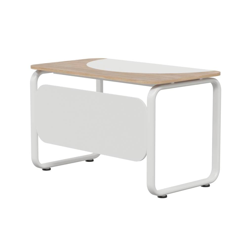 Na imagem, vemos uma mesa de escritório com o design moderno e clean da linha Elements Leone, na cor branca. A mesa tem um formato retangular, com linhas retas e uma superfície ampla, ideal para criar um ambiente de trabalho organizado e elegante. Suas pernas são finas e robustas, dando um toque de leveza ao design. A superfície da mesa é lisa e sem detalhes excessivos, o que destaca sua estética minimalista e sofisticada. O acabamento branco oferece um visual clean e moderno.