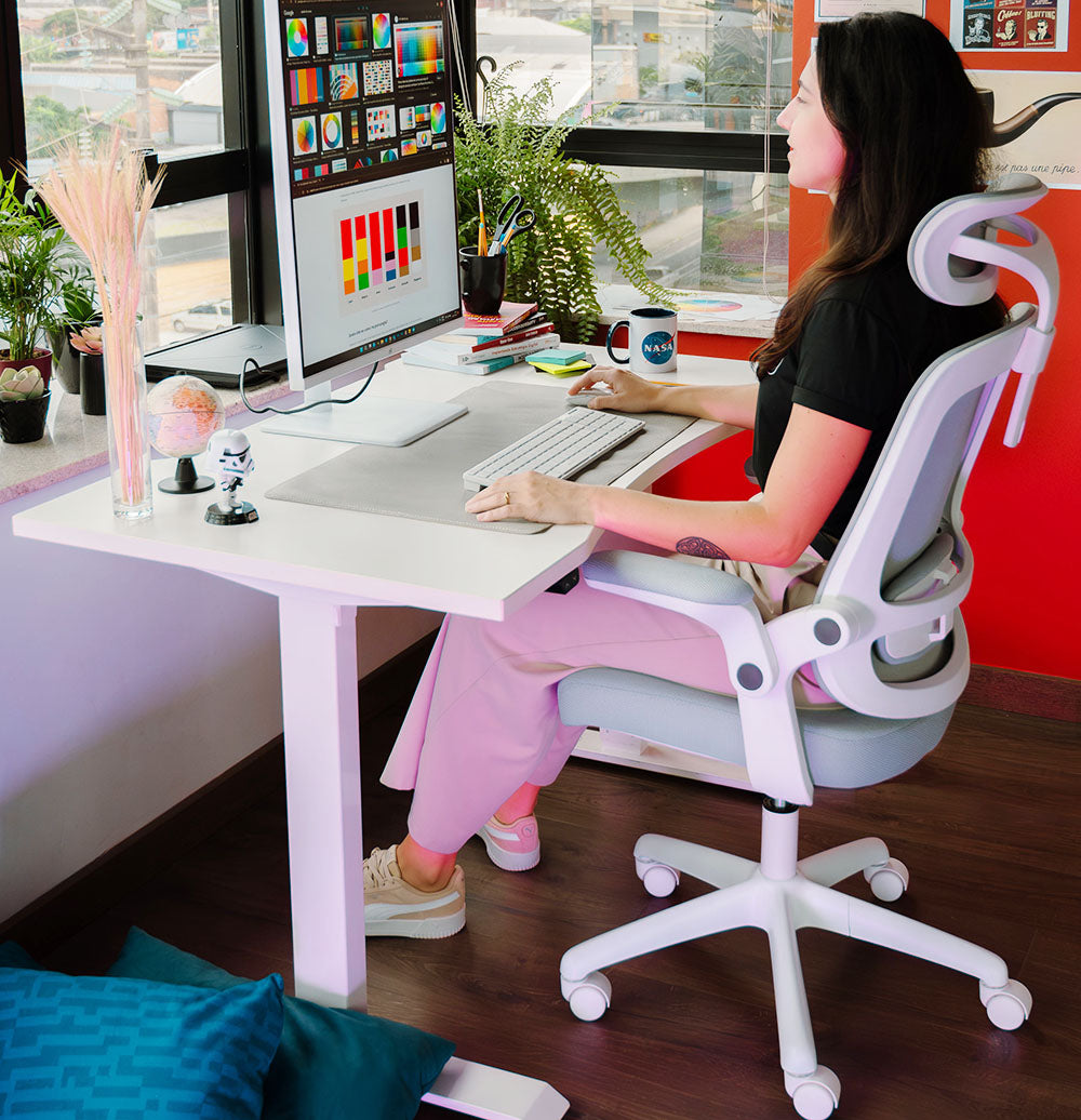 cadeira de escritório com design ergonômico, altura ajustável e suporte básico para as costas. Uma excelente opção para home office, oferecendo conforto e estilo em uma cadeira funcional.