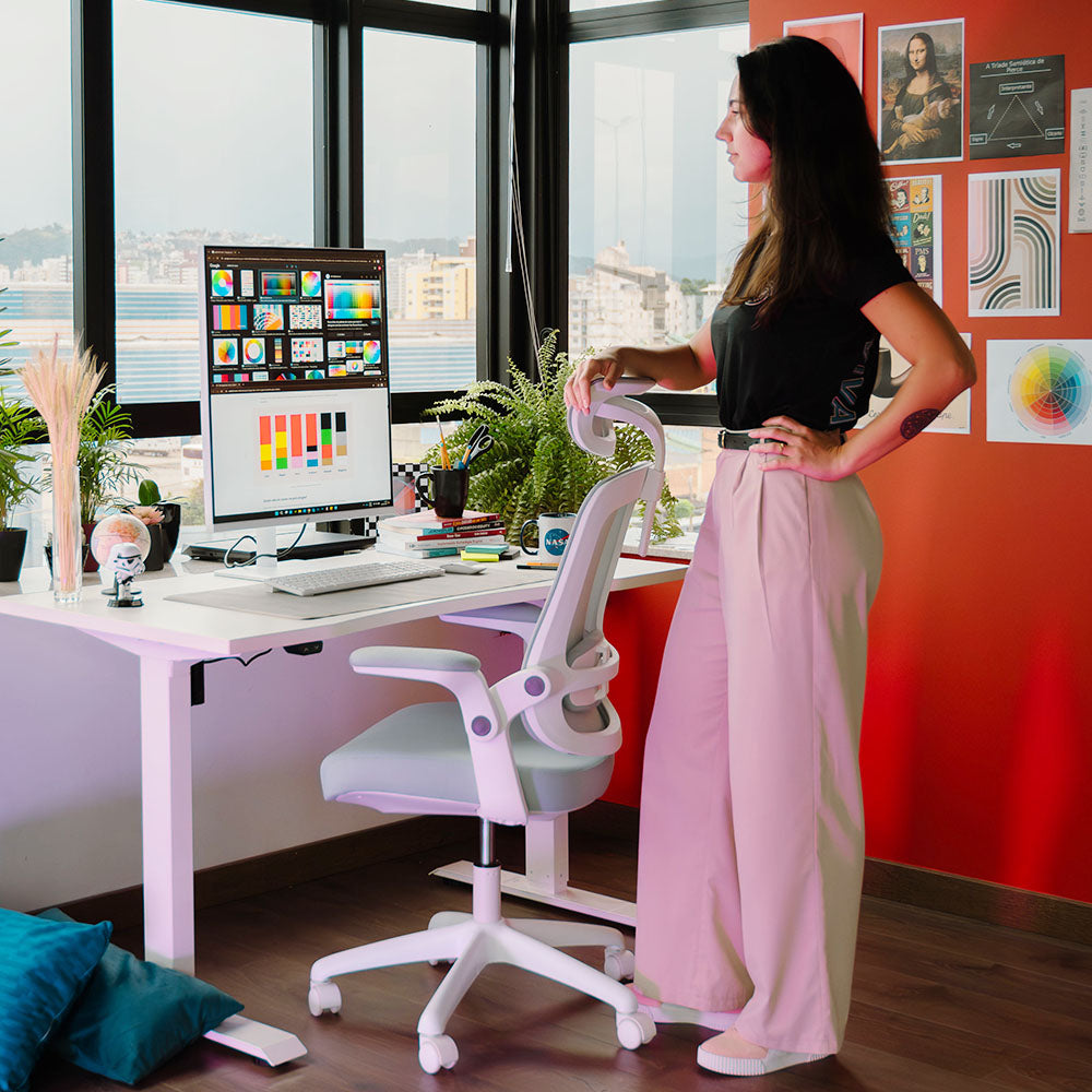Cadeira Astra para escritório e home office, com ajuste de altura e apoio ergonômico. Perfeita para quem busca uma cadeira prática, que oferece suporte necessário para o trabalho diário e mantém a postura alinhada.