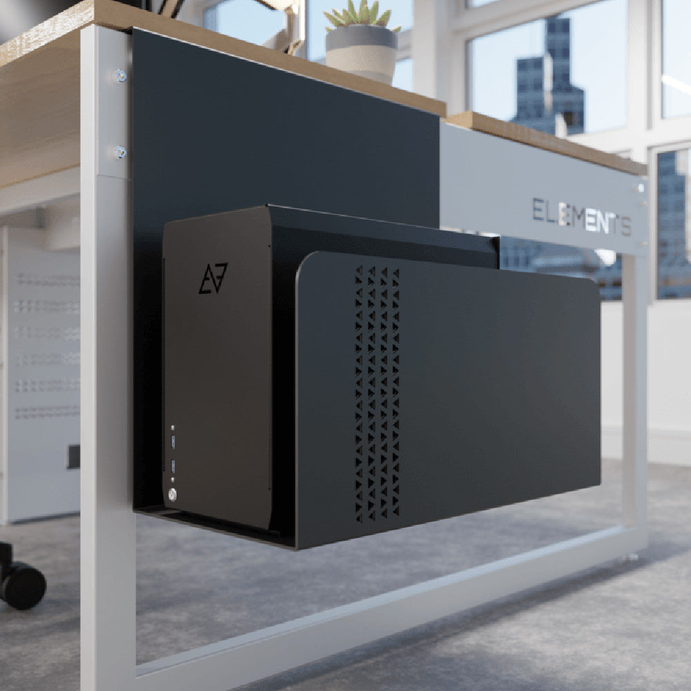Se mostra uma mesa de escritório com um suporte de gabinete/mochila com um computador da Elements na cor preta
