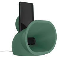 Amplificador acústico portátil, projetado para smartphones, com um design moderno e funcional. Feito de resina durável, ele utiliza uma estrutura em formato de corneta para amplificar o som do aparelho de forma natural, sem a necessidade de energia elétrica ou baterias. Seu design compacto e minimalista, na cor verde, combina estilo e praticidade, sendo ideal para uso em ambientes internos ou externos. Além de amplificar o som, também funciona como carregador por indução.
