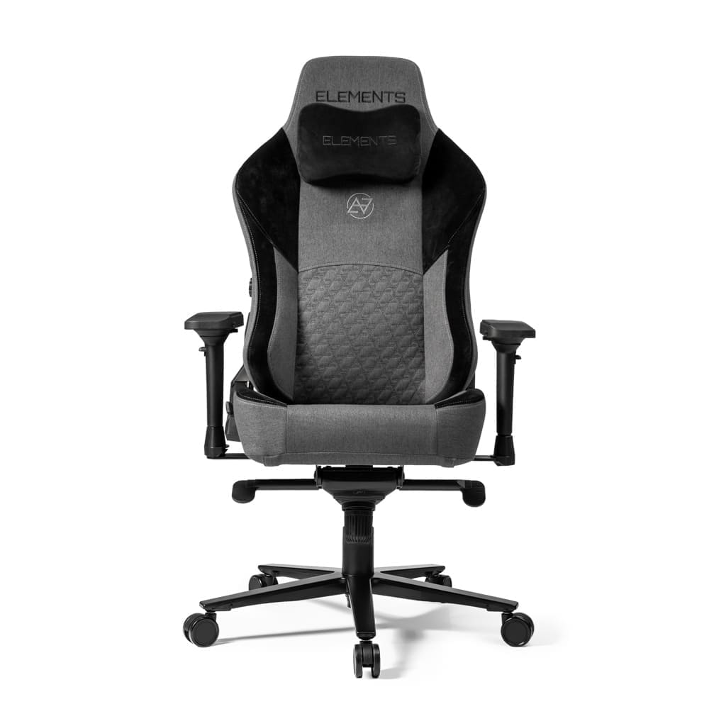 A cadeira é cinza e preta com um design gamer. Ela tem um encosto alto com um apoio de cabeça acolchoado e um assento largo e confortável.
