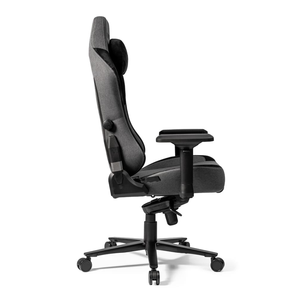 A cadeira é cinza e preta com um design gamer. Ela tem um encosto alto com um apoio de cabeça acolchoado e um assento largo e confortável.