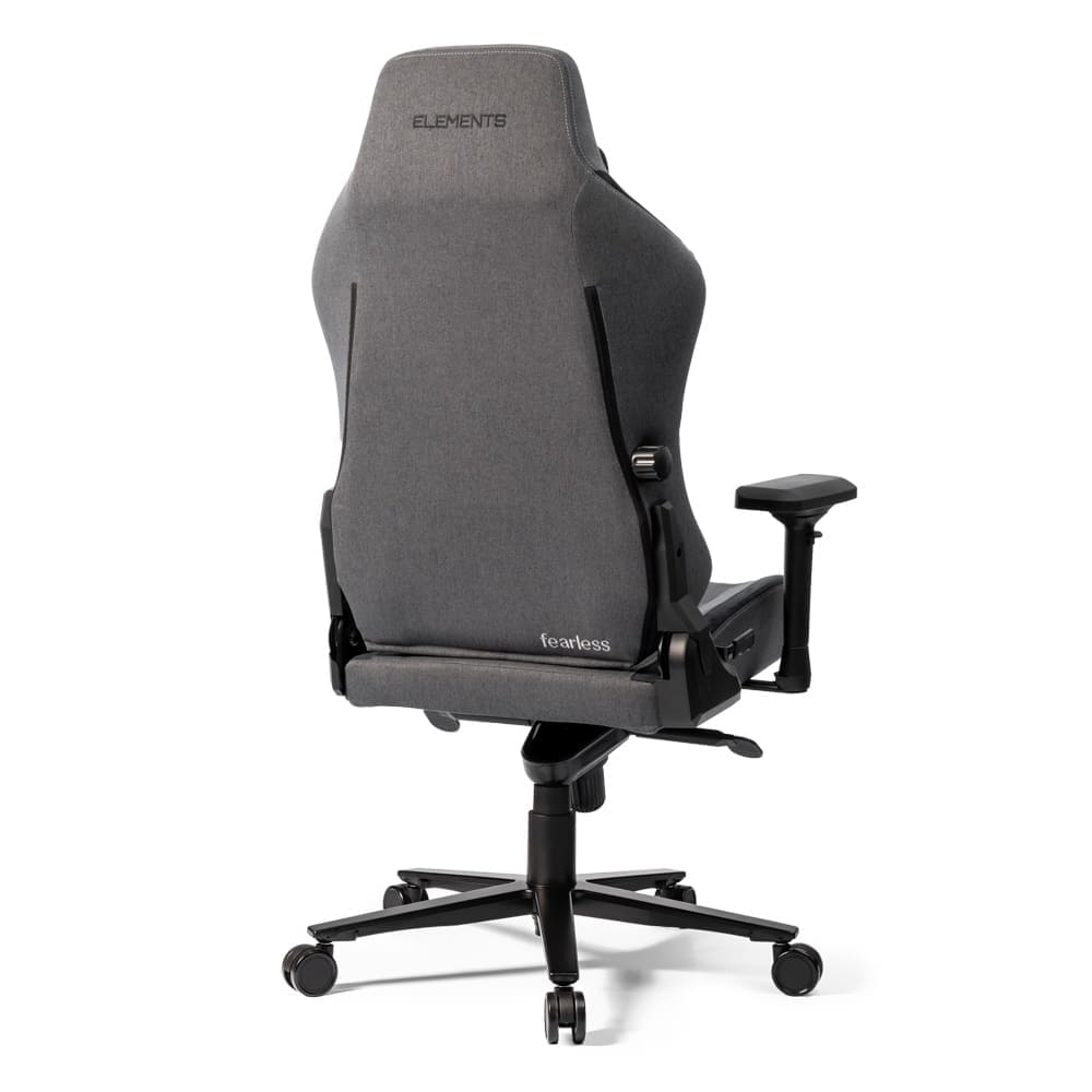 A cadeira é cinza e preta com um design gamer. Ela tem um encosto alto com um apoio de cabeça acolchoado e um assento largo e confortável.