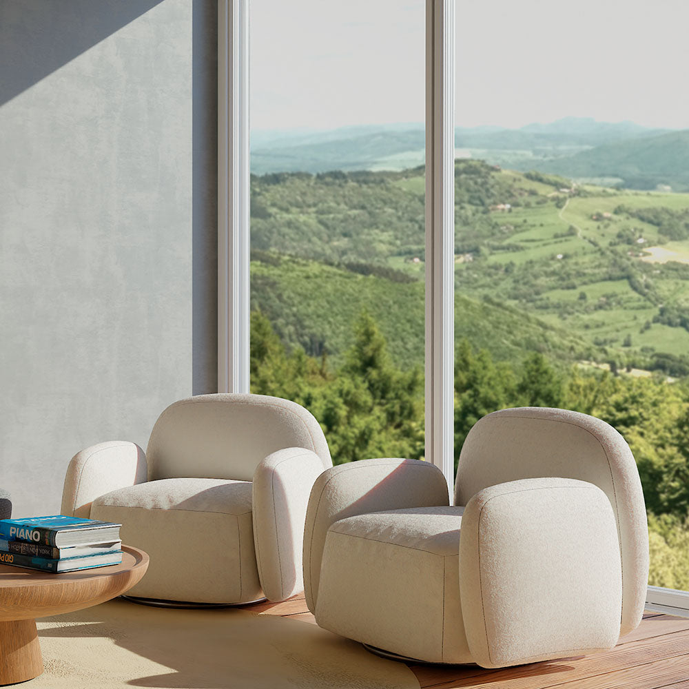 A imagem mostra uma sala de estar moderna com uma vista espetacular da natureza. Duas poltronas Paradiso bem confortáveis, uma mesinha de centro e uma janela grande dominam a cena. A sala é iluminada naturalmente, criando um ambiente tranquilo e convidativo. A vista verdejante através da janela proporciona uma sensação de paz e conexão com a natureza.