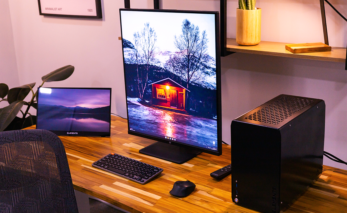 Mesa com tampo modelo Teca com computador e monitor