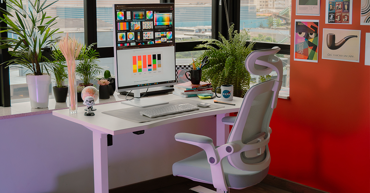 espaço de home office com uma cadeira modelo astra e uma mesa ergonômica modelo Misch com tampo branco em um ambiente com grandes janelas com vista para a cidade