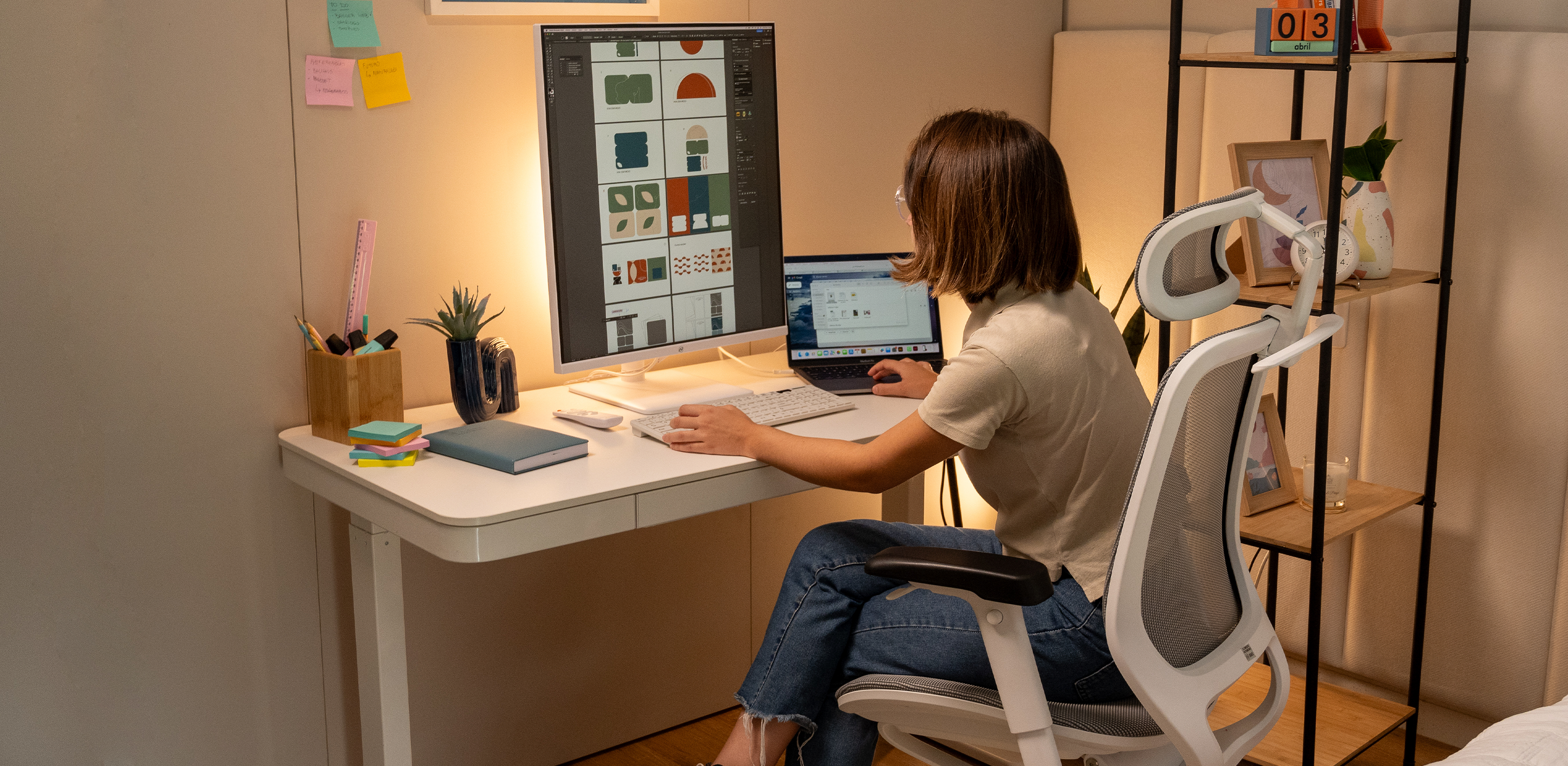 Mesa com regulagem de altura com uma cadeira Elements em um quarto focado para trabalho home office.