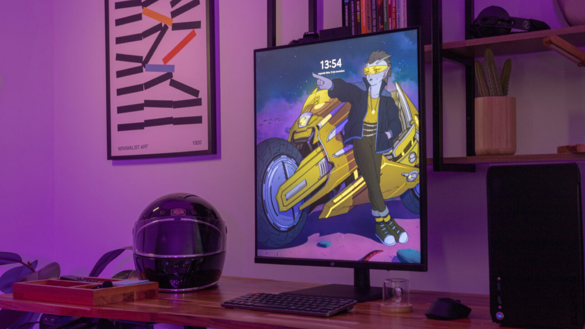 Monitor vertical da Elements em um setup de home office.