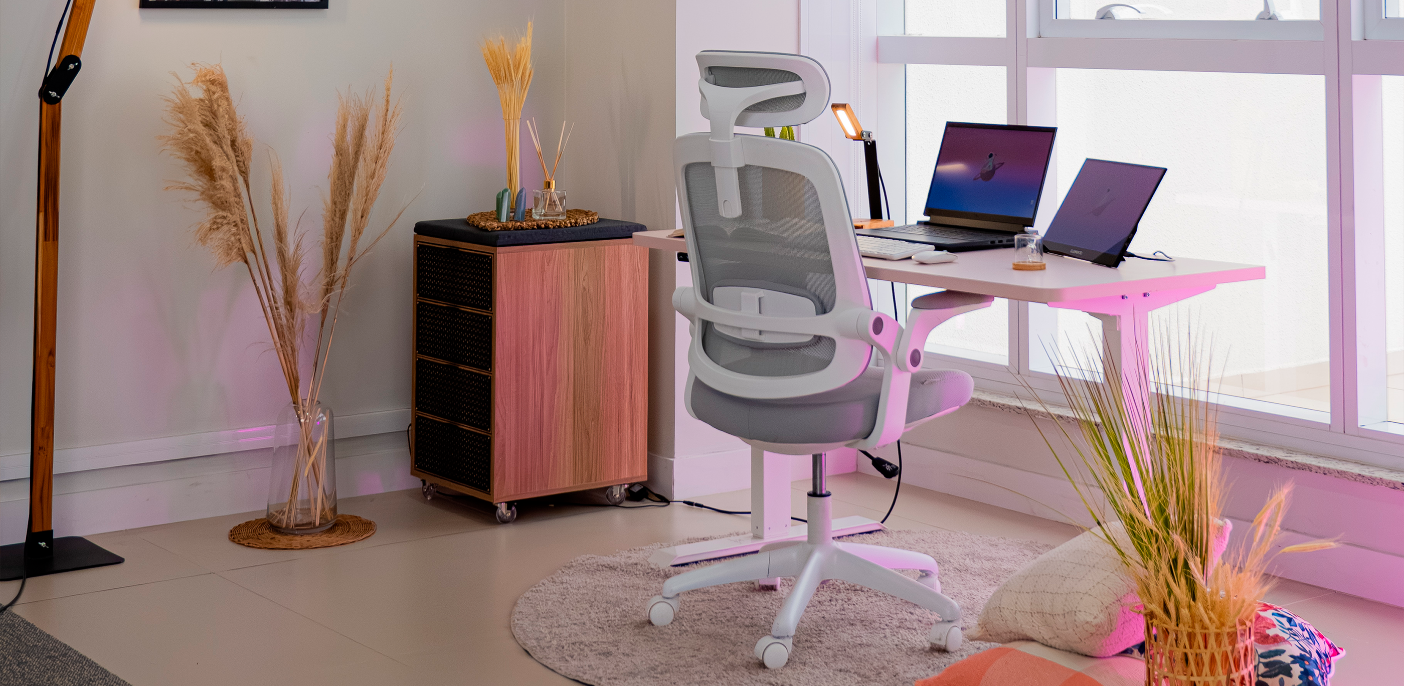 Quarto com janelas grande com uma mesa de regulagem elétrica Musa com uma cadeira Astra, ambos os produtos são da cor branca.