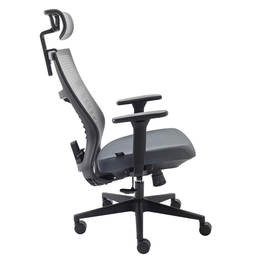 cadeira ergonômica de escritório, modelo vertta básica, cor do assento, encosto e apoio de cabeça em cinza, base, rodas, mecanismo e braços na cor preta.