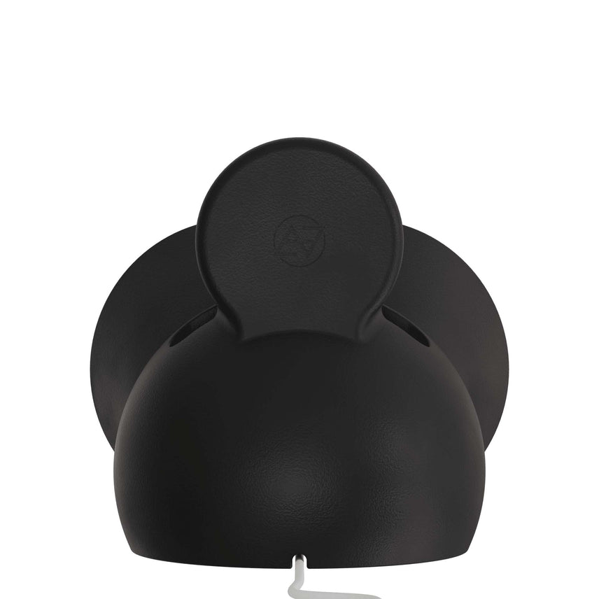 Amplificador acústico portátil, projetado para smartphones, com um design moderno e funcional. Feito de resina durável, ele utiliza uma estrutura em formato de corneta para amplificar o som do aparelho de forma natural, sem a necessidade de energia elétrica ou baterias. Seu design compacto e minimalista, na cor preta, combina estilo e praticidade, sendo ideal para uso em ambientes internos ou externos. Além de amplificar o som, também funciona como carregador por indução.