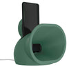 Amplificador acústico portátil, projetado para smartphones, com um design moderno e funcional. Feito de resina durável, ele utiliza uma estrutura em formato de corneta para amplificar o som do aparelho de forma natural, sem a necessidade de energia elétrica ou baterias. Seu design compacto e minimalista, na cor verde, combina estilo e praticidade, sendo ideal para uso em ambientes internos ou externos. Além de amplificar o som, também funciona como carregador por indução.